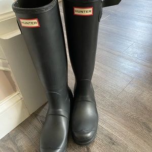 Hunter boots with cable knit socks included size 8